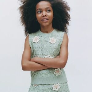 Zara youth NWT knit sweater vest with floral beaded appliqué 5987/603